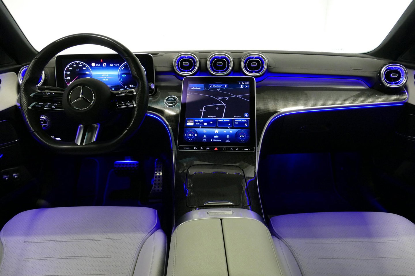 Mercedes-Benz C-Klasse 300 e AMG Line / C63s Look Diffuser / Panamericana Grille / Maxton Design Bodykit V.2 / Panoramadak / Elektr. verstelbare voorstoelen + memory / Stoelkoeling & -verwarming / Digital Light / Ambienteverlichting Plus / HUD / Rondomzichtcamera / 20'' LMV / S