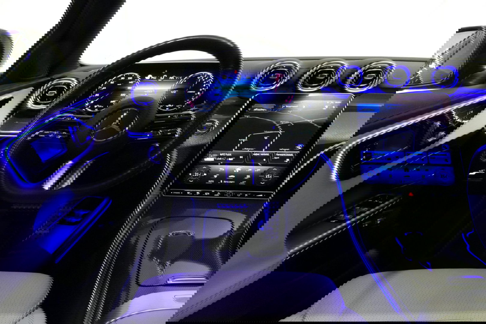 Mercedes-Benz C-Klasse 300 e AMG Line / C63s Look Diffuser / Panamericana Grille / Maxton Design Bodykit V.2 / Panoramadak / Elektr. verstelbare voorstoelen + memory / Stoelkoeling & -verwarming / Digital Light / Ambienteverlichting Plus / HUD / Rondomzichtcamera / 20'' LMV / S