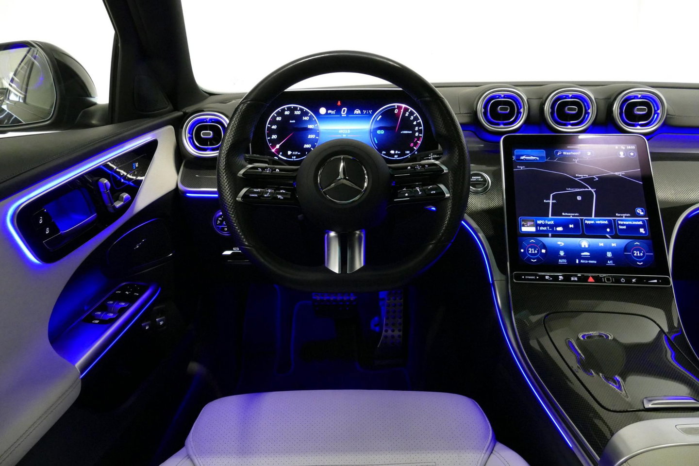 Mercedes-Benz C-Klasse 300 e AMG Line / C63s Look Diffuser / Panamericana Grille / Maxton Design Bodykit V.2 / Panoramadak / Elektr. verstelbare voorstoelen + memory / Stoelkoeling & -verwarming / Digital Light / Ambienteverlichting Plus / HUD / Rondomzichtcamera / 20'' LMV / S