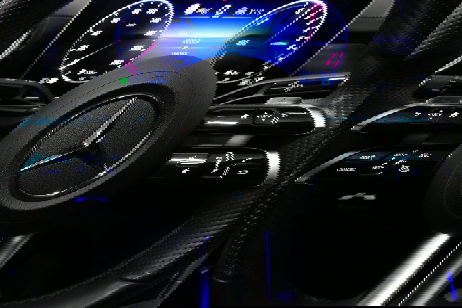 Mercedes-Benz C-Klasse 300 e AMG Line / C63s Look Diffuser / Panamericana Grille / Maxton Design Bodykit V.2 / Panoramadak / Elektr. verstelbare voorstoelen + memory / Stoelkoeling & -verwarming / Digital Light / Ambienteverlichting Plus / HUD / Rondomzichtcamera / 20'' LMV / S