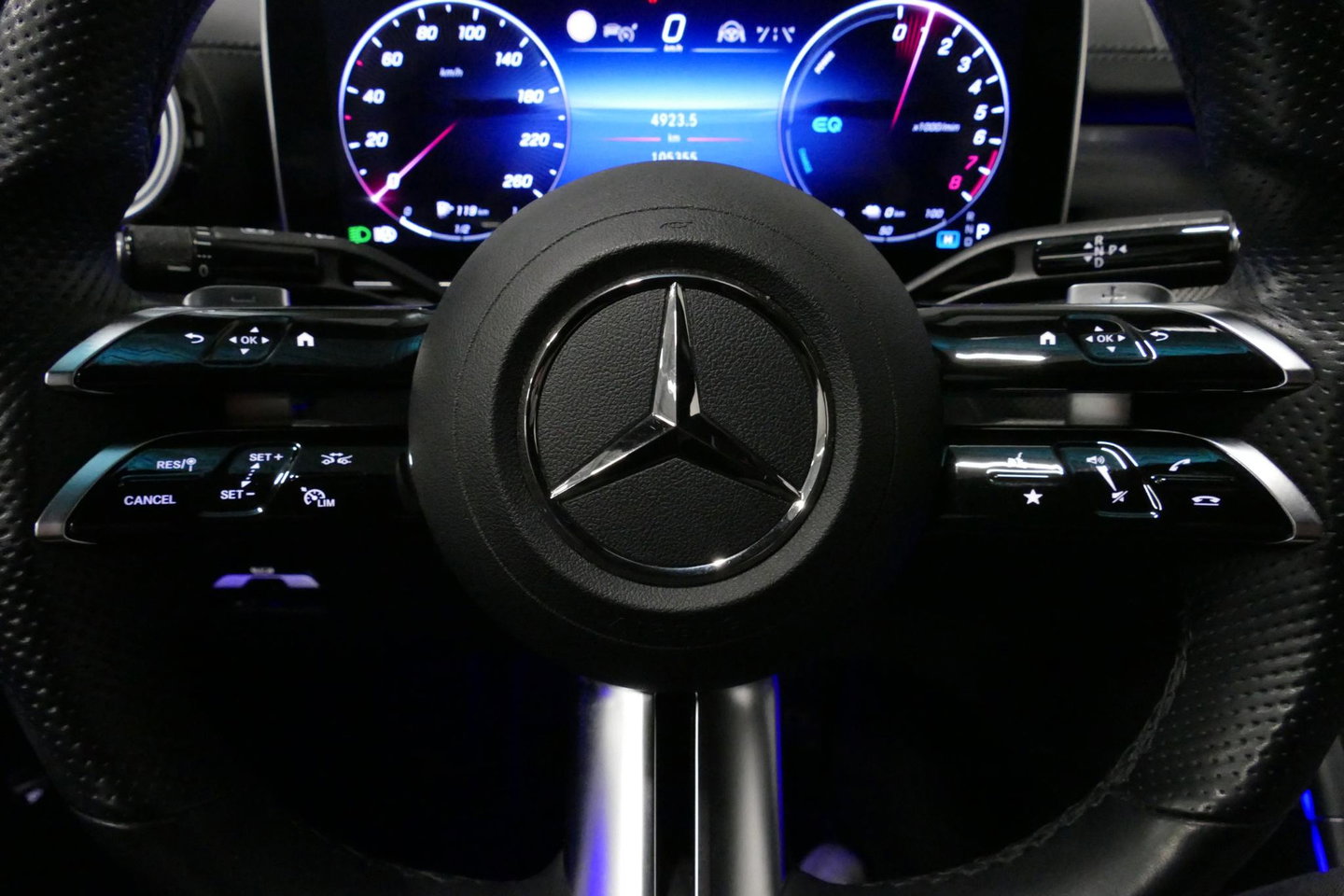 Mercedes-Benz C-Klasse 300 e AMG Line / C63s Look Diffuser / Panamericana Grille / Maxton Design Bodykit V.2 / Panoramadak / Elektr. verstelbare voorstoelen + memory / Stoelkoeling & -verwarming / Digital Light / Ambienteverlichting Plus / HUD / Rondomzichtcamera / 20'' LMV / S