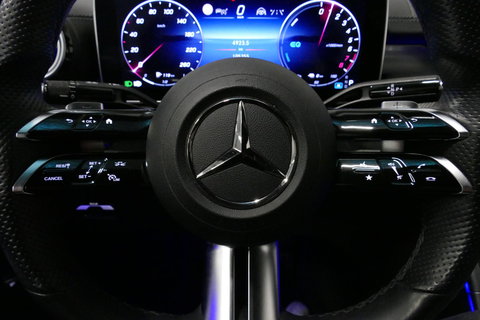 Mercedes-Benz C-Klasse 300 e AMG Line / C63s Look Diffuser / Panamericana Grille / Maxton Design Bodykit V.2 / Panoramadak / Elektr. verstelbare voorstoelen + memory / Stoelkoeling & -verwarming / Digital Light / Ambienteverlichting Plus / HUD / Rondomzichtcamera / 20'' LMV / S