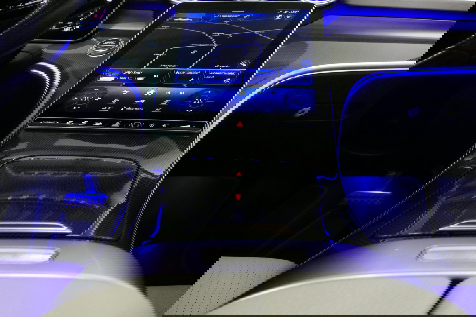 Mercedes-Benz C-Klasse 300 e AMG Line / C63s Look Diffuser / Panamericana Grille / Maxton Design Bodykit V.2 / Panoramadak / Elektr. verstelbare voorstoelen + memory / Stoelkoeling & -verwarming / Digital Light / Ambienteverlichting Plus / HUD / Rondomzichtcamera / 20'' LMV / S