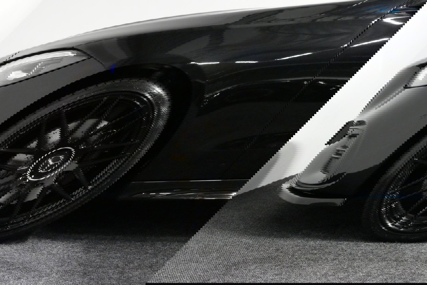 Mercedes-Benz C-Klasse 300 e AMG Line / C63s Look Diffuser / Panamericana Grille / Maxton Design Bodykit V.2 / Panoramadak / Elektr. verstelbare voorstoelen + memory / Stoelkoeling & -verwarming / Digital Light / Ambienteverlichting Plus / HUD / Rondomzichtcamera / 20'' LMV / S