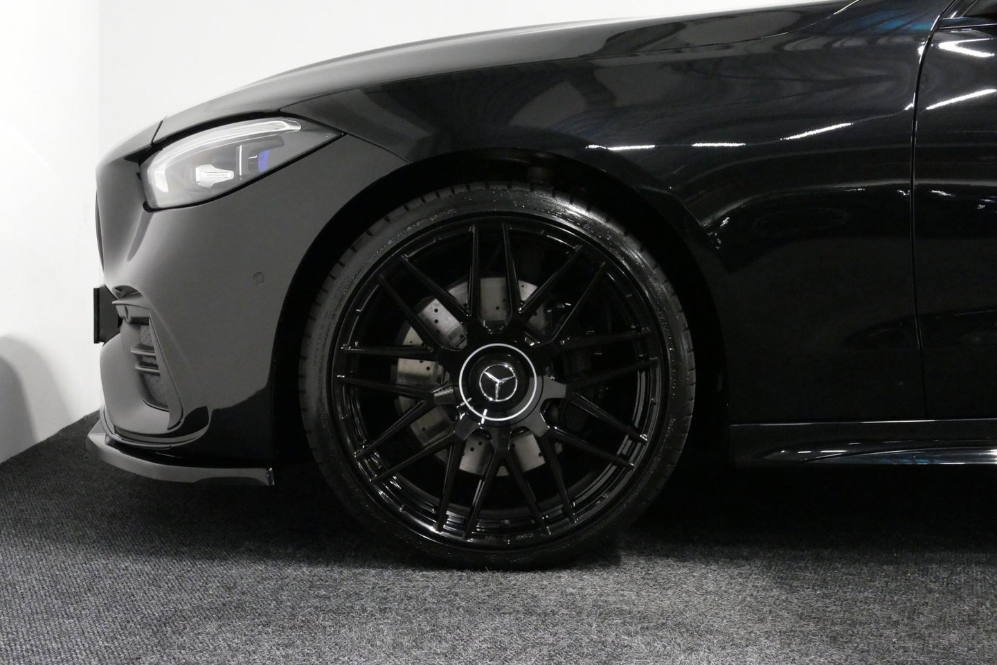 Mercedes-Benz C-Klasse 300 e AMG Line / C63s Look Diffuser / Panamericana Grille / Maxton Design Bodykit V.2 / Panoramadak / Elektr. verstelbare voorstoelen + memory / Stoelkoeling & -verwarming / Digital Light / Ambienteverlichting Plus / HUD / Rondomzichtcamera / 20'' LMV / S