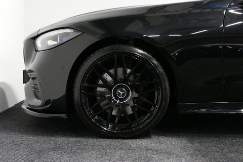 Mercedes-Benz C-Klasse 300 e AMG Line / C63s Look Diffuser / Panamericana Grille / Maxton Design Bodykit V.2 / Panoramadak / Elektr. verstelbare voorstoelen + memory / Stoelkoeling & -verwarming / Digital Light / Ambienteverlichting Plus / HUD / Rondomzichtcamera / 20'' LMV / S