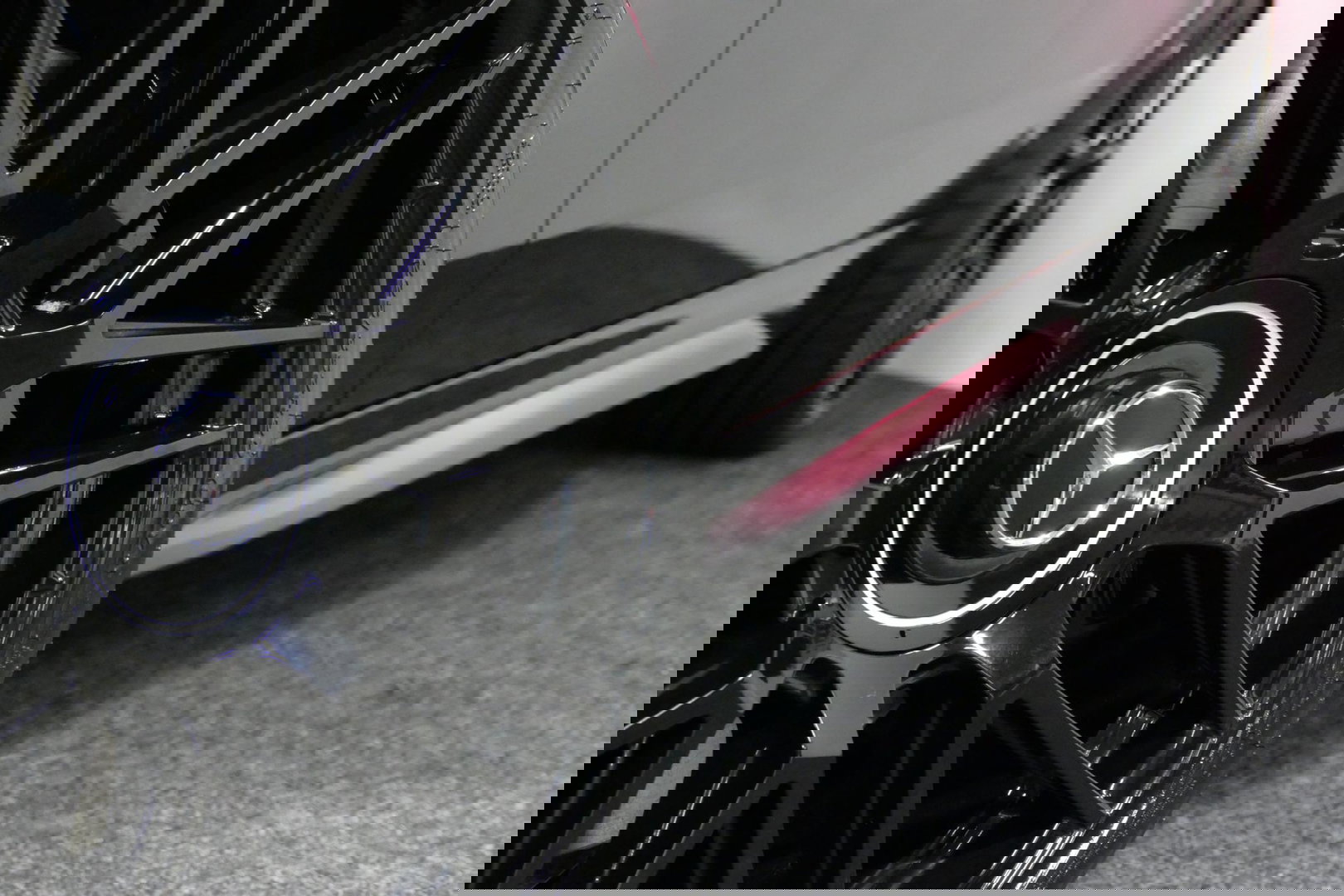 Mercedes-Benz C-Klasse 300 e AMG Line / C63s Look Diffuser / Panamericana Grille / Maxton Design Bodykit V.2 / Panoramadak / Elektr. verstelbare voorstoelen + memory / Stoelkoeling & -verwarming / Digital Light / Ambienteverlichting Plus / HUD / Rondomzichtcamera / 20'' LMV / S