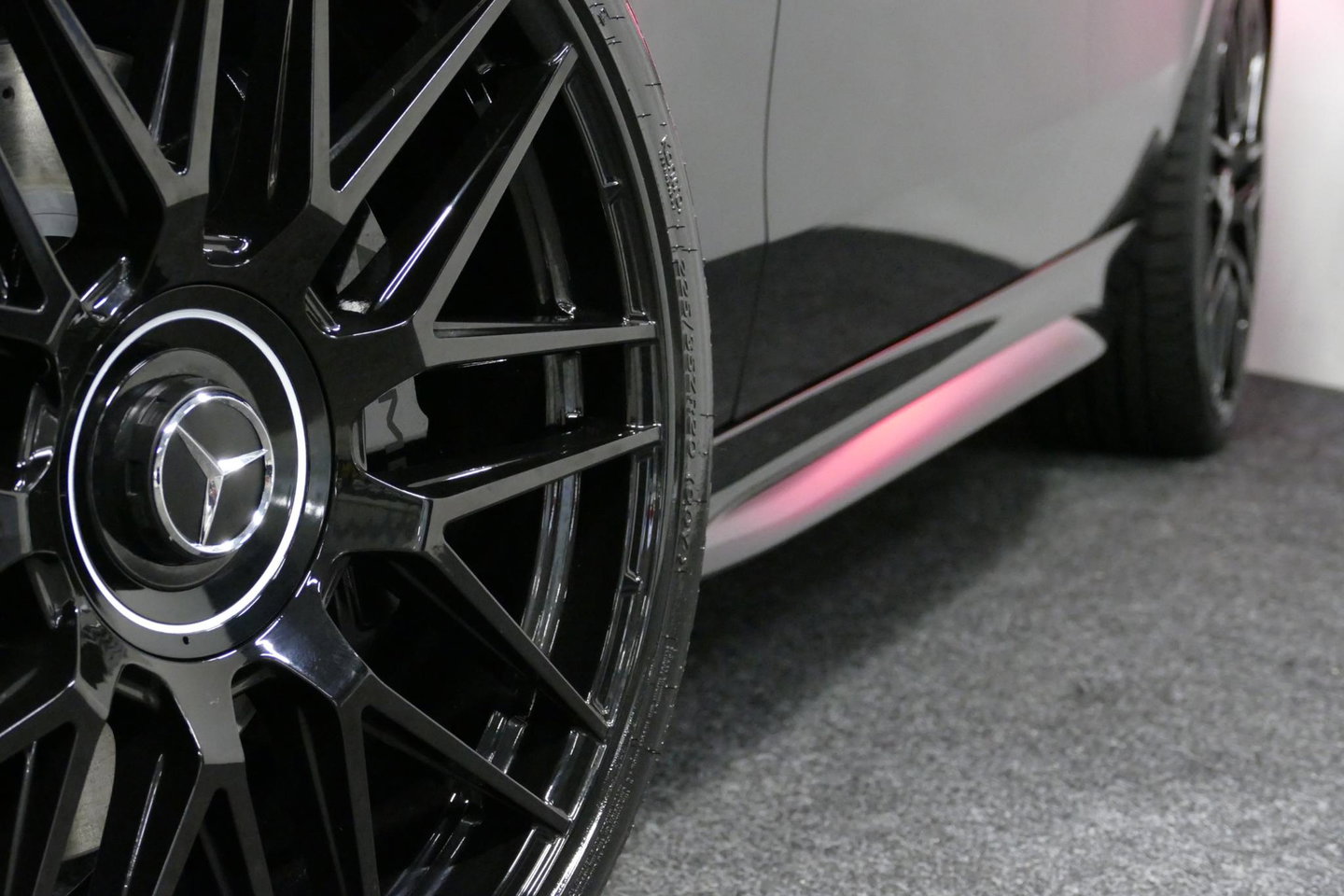 Mercedes-Benz C-Klasse 300 e AMG Line / C63s Look Diffuser / Panamericana Grille / Maxton Design Bodykit V.2 / Panoramadak / Elektr. verstelbare voorstoelen + memory / Stoelkoeling & -verwarming / Digital Light / Ambienteverlichting Plus / HUD / Rondomzichtcamera / 20'' LMV / S