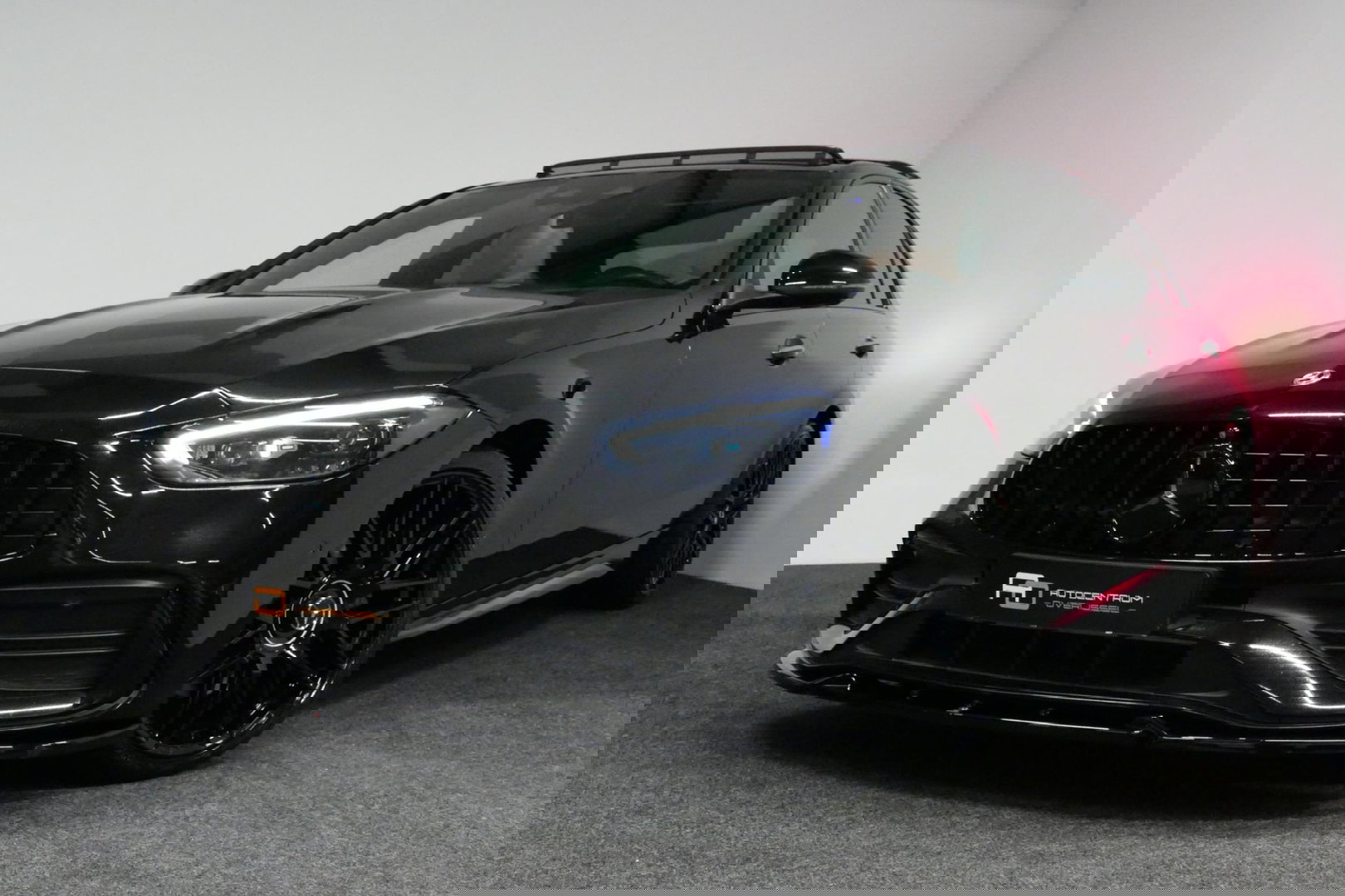 Mercedes-Benz C-Klasse 300 e AMG Line / C63s Look Diffuser / Panamericana Grille / Maxton Design Bodykit V.2 / Panoramadak / Elektr. verstelbare voorstoelen + memory / Stoelkoeling & -verwarming / Digital Light / Ambienteverlichting Plus / HUD / Rondomzichtcamera / 20'' LMV / S