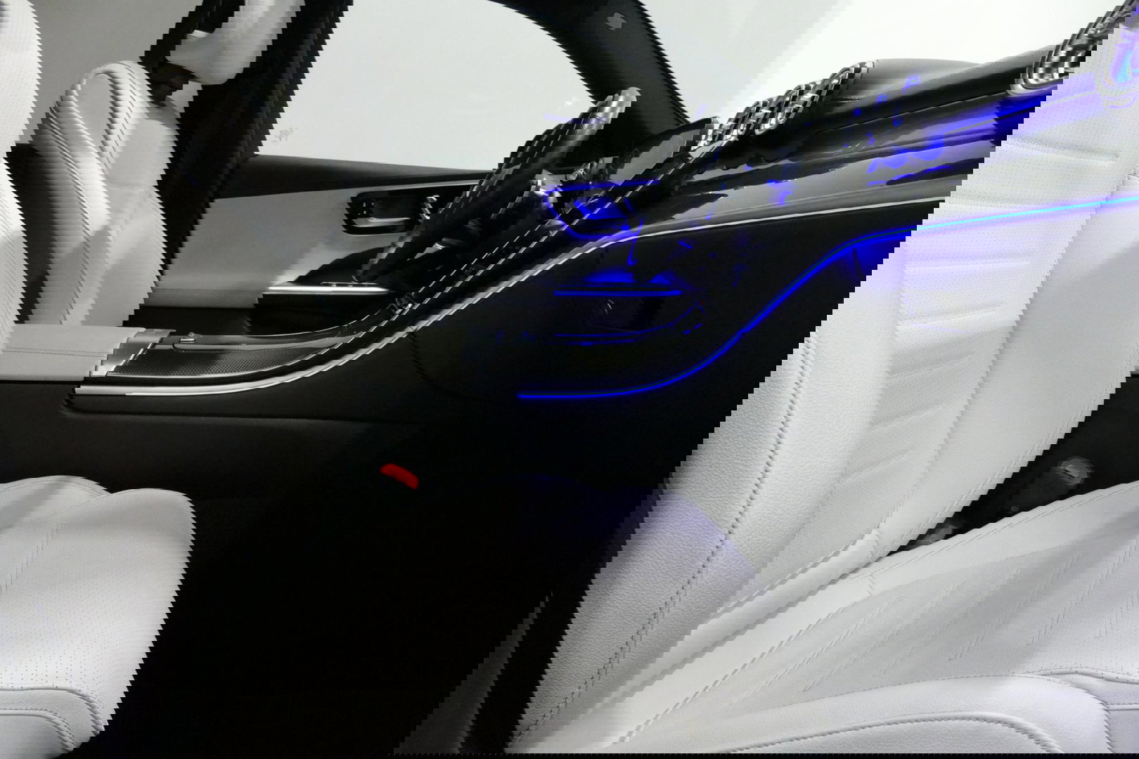 Mercedes-Benz C-Klasse 300 e AMG Line / C63s Look Diffuser / Panamericana Grille / Maxton Design Bodykit V.2 / Panoramadak / Elektr. verstelbare voorstoelen + memory / Stoelkoeling & -verwarming / Digital Light / Ambienteverlichting Plus / HUD / Rondomzichtcamera / 20'' LMV / S