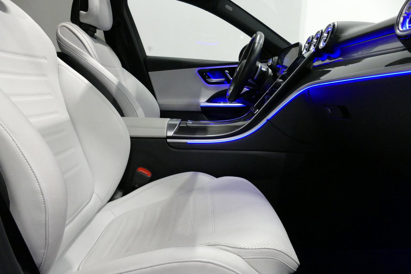 Mercedes-Benz C-Klasse 300 e AMG Line / C63s Look Diffuser / Panamericana Grille / Maxton Design Bodykit V.2 / Panoramadak / Elektr. verstelbare voorstoelen + memory / Stoelkoeling & -verwarming / Digital Light / Ambienteverlichting Plus / HUD / Rondomzichtcamera / 20'' LMV / S