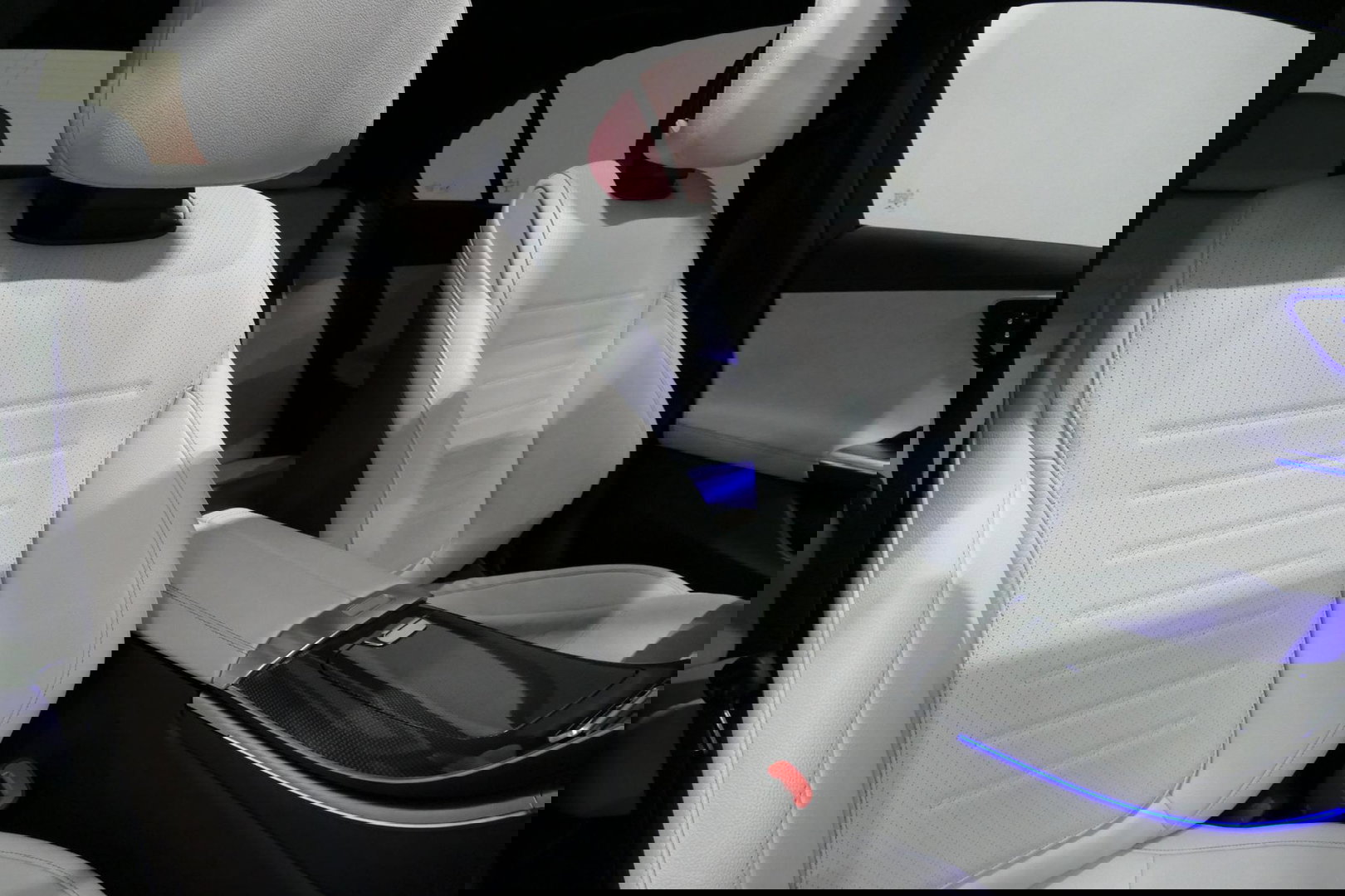 Mercedes-Benz C-Klasse 300 e AMG Line / C63s Look Diffuser / Panamericana Grille / Maxton Design Bodykit V.2 / Panoramadak / Elektr. verstelbare voorstoelen + memory / Stoelkoeling & -verwarming / Digital Light / Ambienteverlichting Plus / HUD / Rondomzichtcamera / 20'' LMV / S