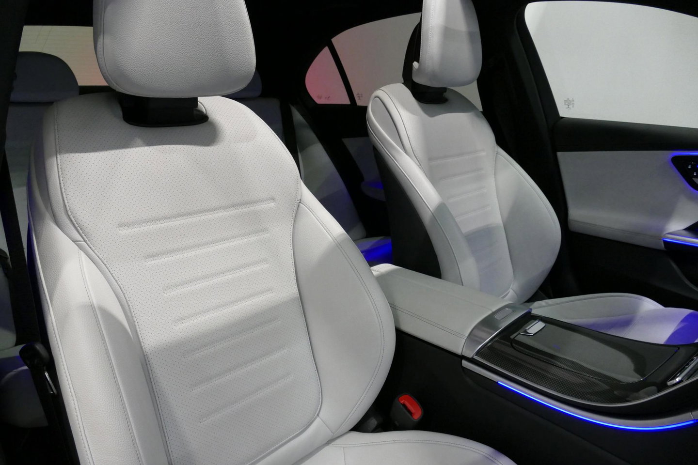 Mercedes-Benz C-Klasse 300 e AMG Line / C63s Look Diffuser / Panamericana Grille / Maxton Design Bodykit V.2 / Panoramadak / Elektr. verstelbare voorstoelen + memory / Stoelkoeling & -verwarming / Digital Light / Ambienteverlichting Plus / HUD / Rondomzichtcamera / 20'' LMV / S