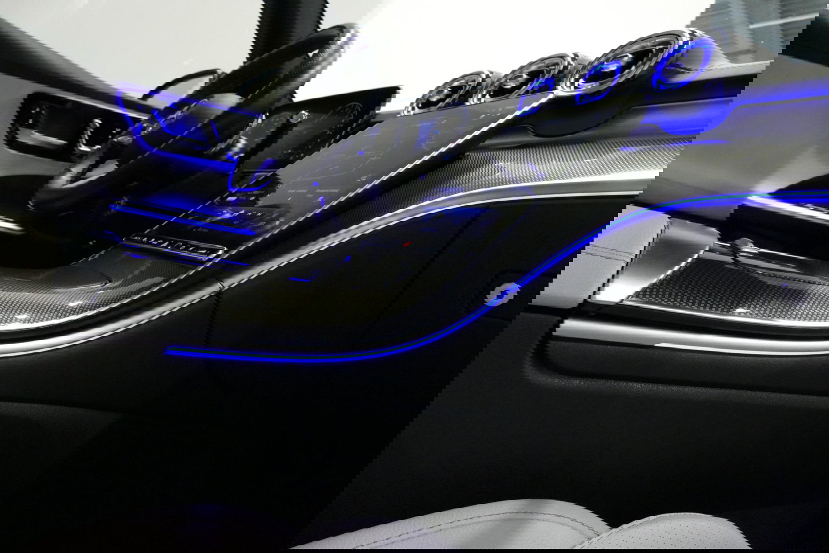 Mercedes-Benz C-Klasse 300 e AMG Line / C63s Look Diffuser / Panamericana Grille / Maxton Design Bodykit V.2 / Panoramadak / Elektr. verstelbare voorstoelen + memory / Stoelkoeling & -verwarming / Digital Light / Ambienteverlichting Plus / HUD / Rondomzichtcamera / 20'' LMV / S