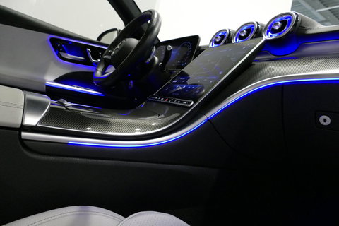 Mercedes-Benz C-Klasse 300 e AMG Line / C63s Look Diffuser / Panamericana Grille / Maxton Design Bodykit V.2 / Panoramadak / Elektr. verstelbare voorstoelen + memory / Stoelkoeling & -verwarming / Digital Light / Ambienteverlichting Plus / HUD / Rondomzichtcamera / 20'' LMV / S