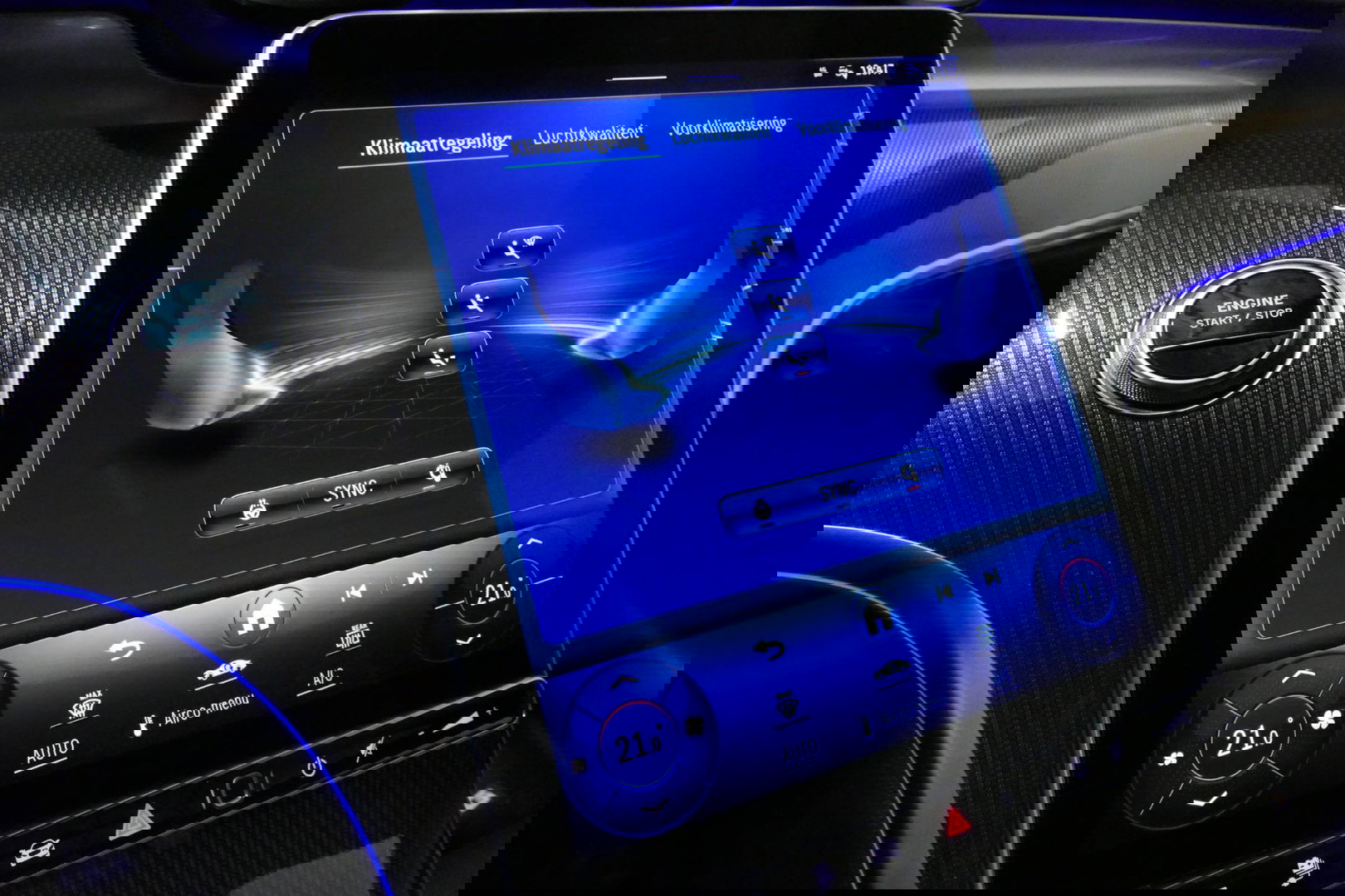 Mercedes-Benz C-Klasse 300 e AMG Line / C63s Look Diffuser / Panamericana Grille / Maxton Design Bodykit V.2 / Panoramadak / Elektr. verstelbare voorstoelen + memory / Stoelkoeling & -verwarming / Digital Light / Ambienteverlichting Plus / HUD / Rondomzichtcamera / 20'' LMV / S