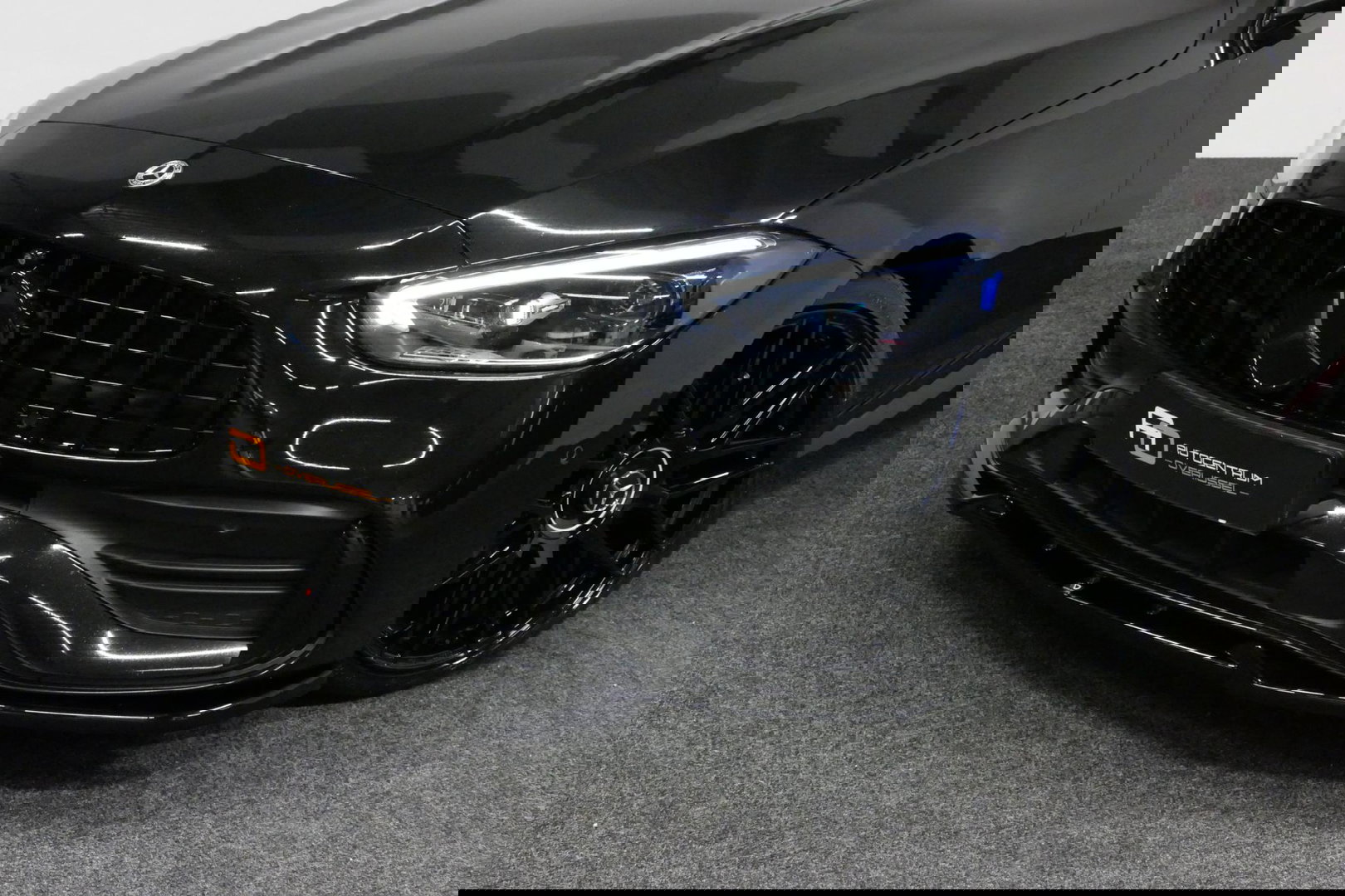 Mercedes-Benz C-Klasse 300 e AMG Line / C63s Look Diffuser / Panamericana Grille / Maxton Design Bodykit V.2 / Panoramadak / Elektr. verstelbare voorstoelen + memory / Stoelkoeling & -verwarming / Digital Light / Ambienteverlichting Plus / HUD / Rondomzichtcamera / 20'' LMV / S