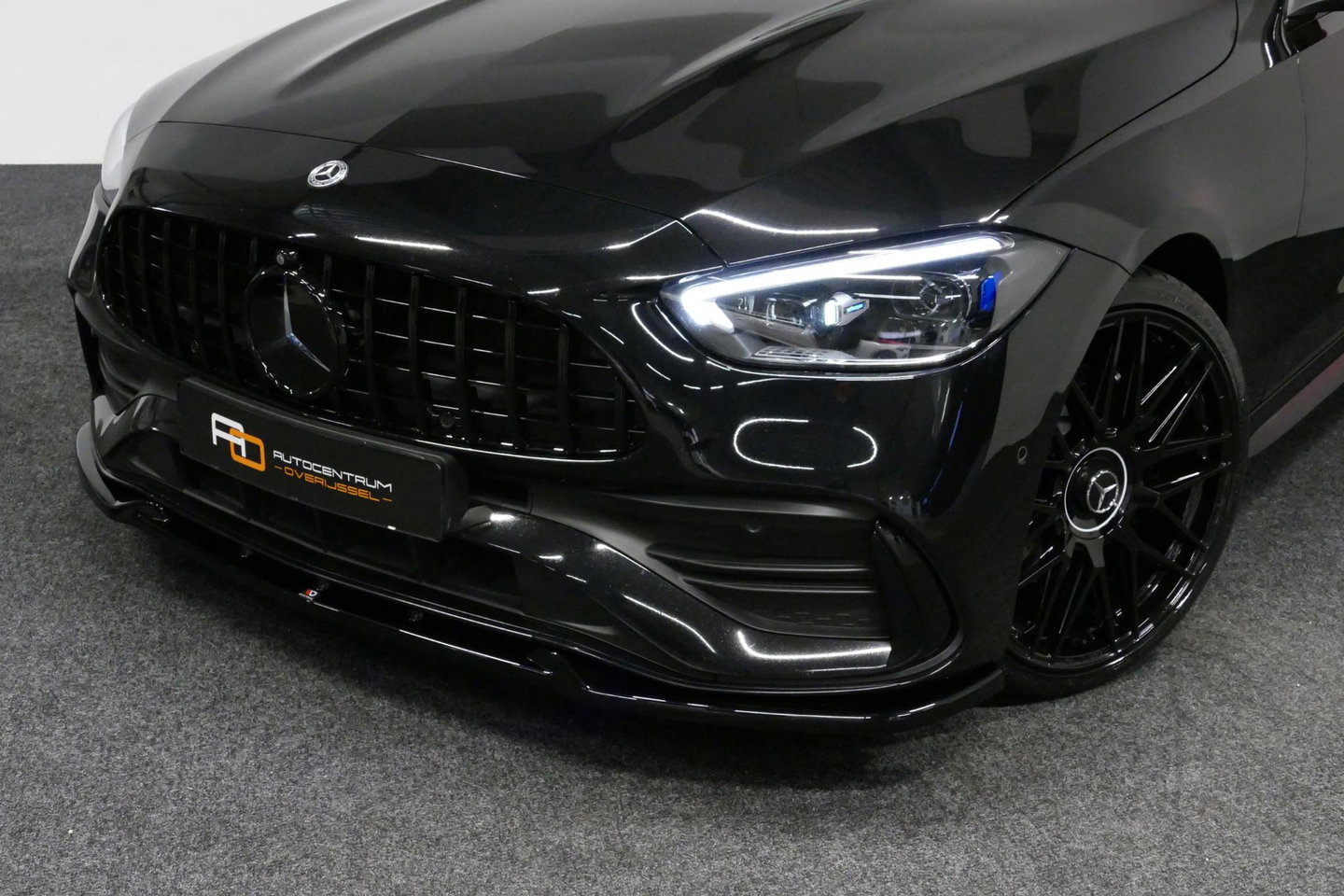 Mercedes-Benz C-Klasse 300 e AMG Line / C63s Look Diffuser / Panamericana Grille / Maxton Design Bodykit V.2 / Panoramadak / Elektr. verstelbare voorstoelen + memory / Stoelkoeling & -verwarming / Digital Light / Ambienteverlichting Plus / HUD / Rondomzichtcamera / 20'' LMV / S