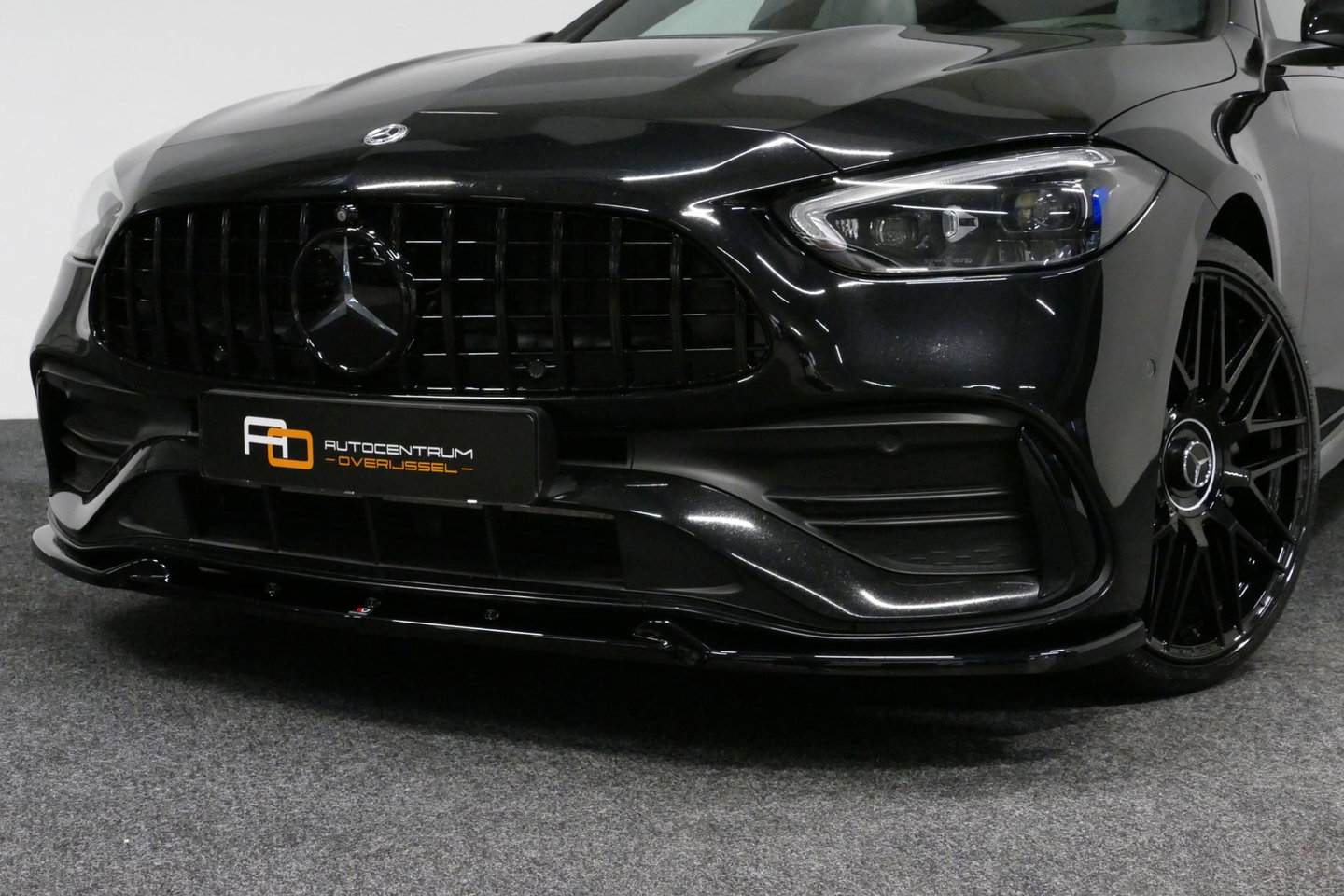 Mercedes-Benz C-Klasse 300 e AMG Line / C63s Look Diffuser / Panamericana Grille / Maxton Design Bodykit V.2 / Panoramadak / Elektr. verstelbare voorstoelen + memory / Stoelkoeling & -verwarming / Digital Light / Ambienteverlichting Plus / HUD / Rondomzichtcamera / 20'' LMV / S