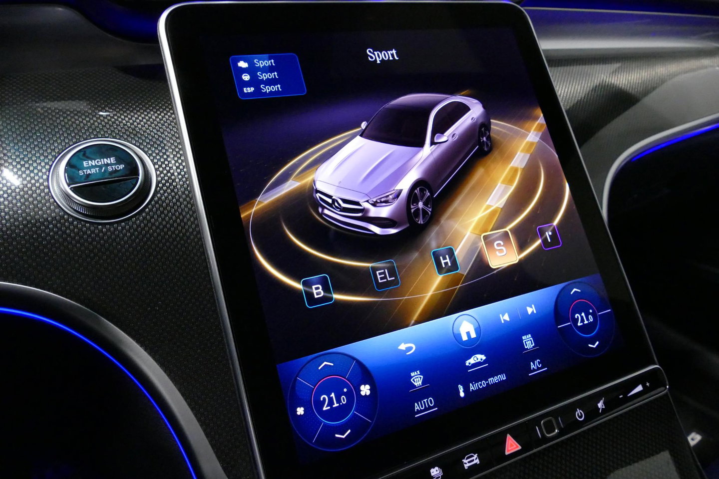 Mercedes-Benz C-Klasse 300 e AMG Line / C63s Look Diffuser / Panamericana Grille / Maxton Design Bodykit V.2 / Panoramadak / Elektr. verstelbare voorstoelen + memory / Stoelkoeling & -verwarming / Digital Light / Ambienteverlichting Plus / HUD / Rondomzichtcamera / 20'' LMV / S