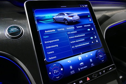 Mercedes-Benz C-Klasse 300 e AMG Line / C63s Look Diffuser / Panamericana Grille / Maxton Design Bodykit V.2 / Panoramadak / Elektr. verstelbare voorstoelen + memory / Stoelkoeling & -verwarming / Digital Light / Ambienteverlichting Plus / HUD / Rondomzichtcamera / 20'' LMV / S