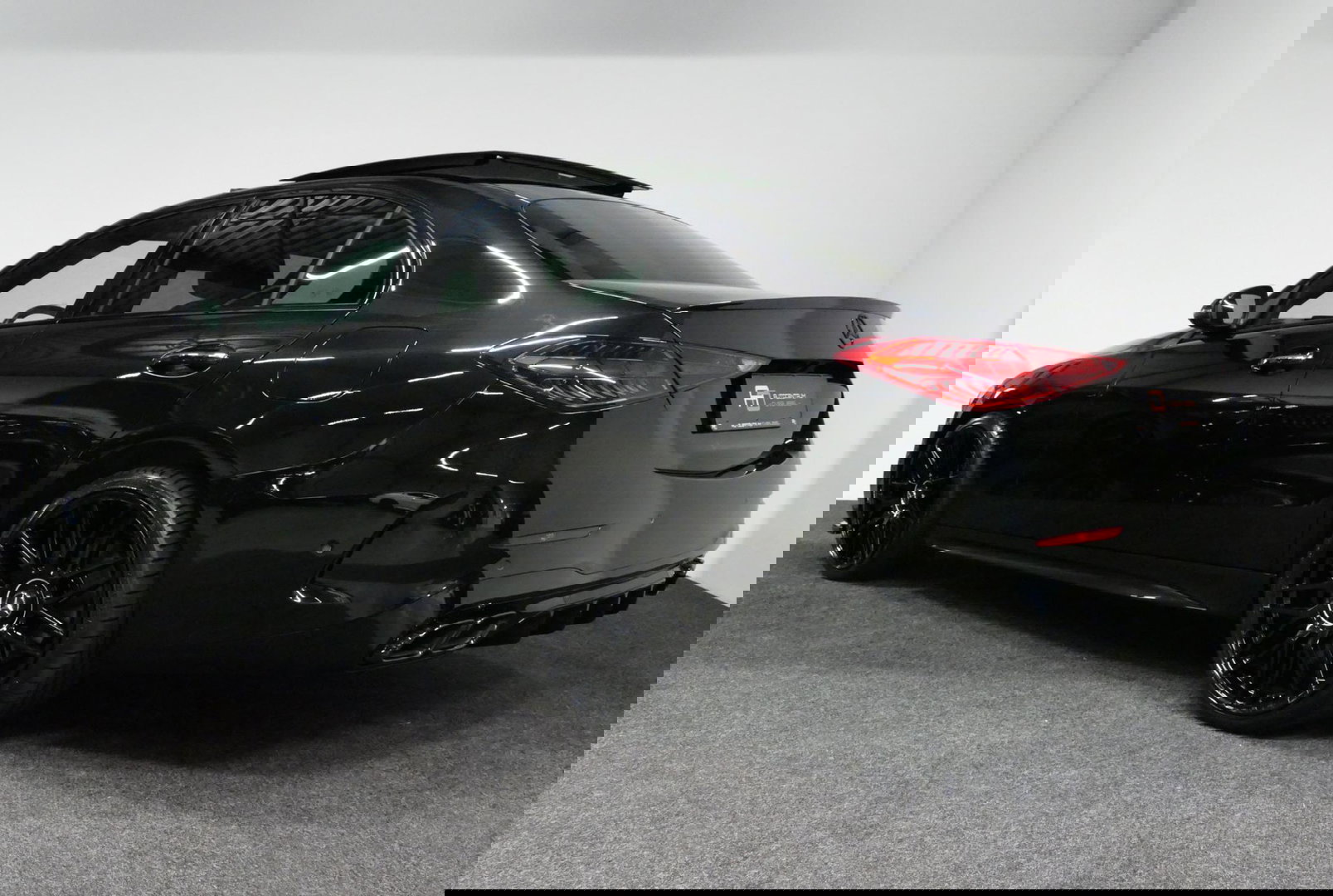 Mercedes-Benz C-Klasse 300 e AMG Line / C63s Look Diffuser / Panamericana Grille / Maxton Design Bodykit V.2 / Panoramadak / Elektr. verstelbare voorstoelen + memory / Stoelkoeling & -verwarming / Digital Light / Ambienteverlichting Plus / HUD / Rondomzichtcamera / 20'' LMV / S