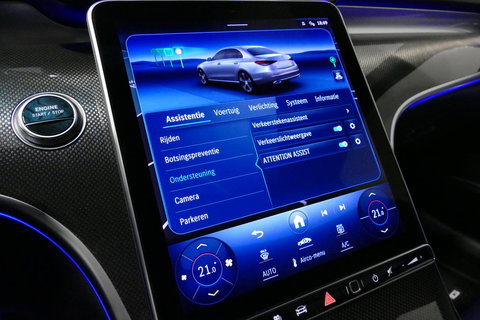 Mercedes-Benz C-Klasse 300 e AMG Line / C63s Look Diffuser / Panamericana Grille / Maxton Design Bodykit V.2 / Panoramadak / Elektr. verstelbare voorstoelen + memory / Stoelkoeling & -verwarming / Digital Light / Ambienteverlichting Plus / HUD / Rondomzichtcamera / 20'' LMV / S