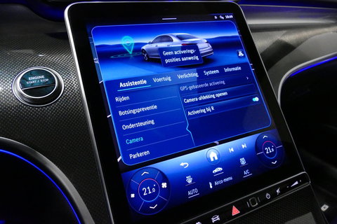 Mercedes-Benz C-Klasse 300 e AMG Line / C63s Look Diffuser / Panamericana Grille / Maxton Design Bodykit V.2 / Panoramadak / Elektr. verstelbare voorstoelen + memory / Stoelkoeling & -verwarming / Digital Light / Ambienteverlichting Plus / HUD / Rondomzichtcamera / 20'' LMV / S