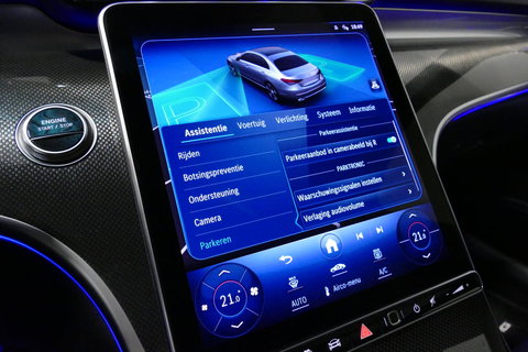 Mercedes-Benz C-Klasse 300 e AMG Line / C63s Look Diffuser / Panamericana Grille / Maxton Design Bodykit V.2 / Panoramadak / Elektr. verstelbare voorstoelen + memory / Stoelkoeling & -verwarming / Digital Light / Ambienteverlichting Plus / HUD / Rondomzichtcamera / 20'' LMV / S