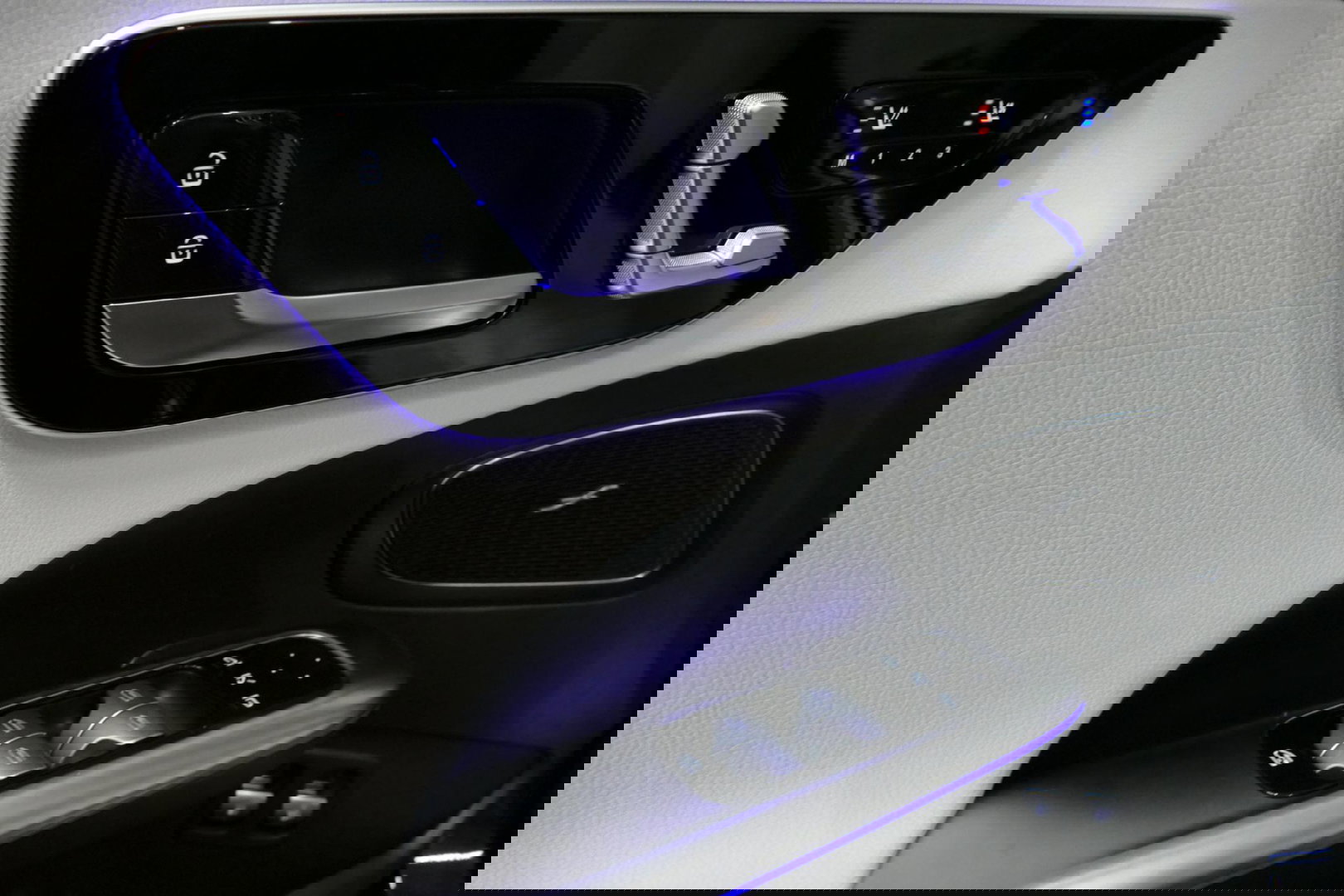 Mercedes-Benz C-Klasse 300 e AMG Line / C63s Look Diffuser / Panamericana Grille / Maxton Design Bodykit V.2 / Panoramadak / Elektr. verstelbare voorstoelen + memory / Stoelkoeling & -verwarming / Digital Light / Ambienteverlichting Plus / HUD / Rondomzichtcamera / 20'' LMV / S