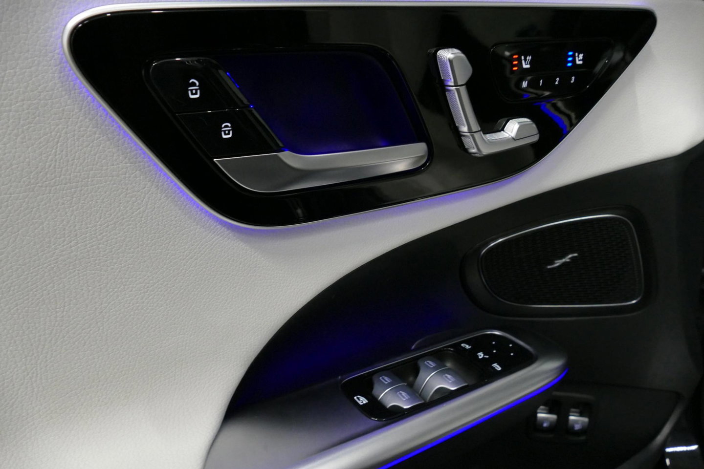 Mercedes-Benz C-Klasse 300 e AMG Line / C63s Look Diffuser / Panamericana Grille / Maxton Design Bodykit V.2 / Panoramadak / Elektr. verstelbare voorstoelen + memory / Stoelkoeling & -verwarming / Digital Light / Ambienteverlichting Plus / HUD / Rondomzichtcamera / 20'' LMV / S