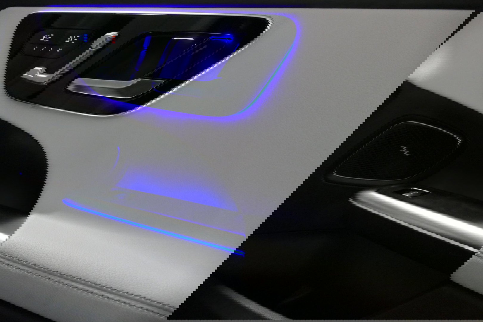 Mercedes-Benz C-Klasse 300 e AMG Line / C63s Look Diffuser / Panamericana Grille / Maxton Design Bodykit V.2 / Panoramadak / Elektr. verstelbare voorstoelen + memory / Stoelkoeling & -verwarming / Digital Light / Ambienteverlichting Plus / HUD / Rondomzichtcamera / 20'' LMV / S