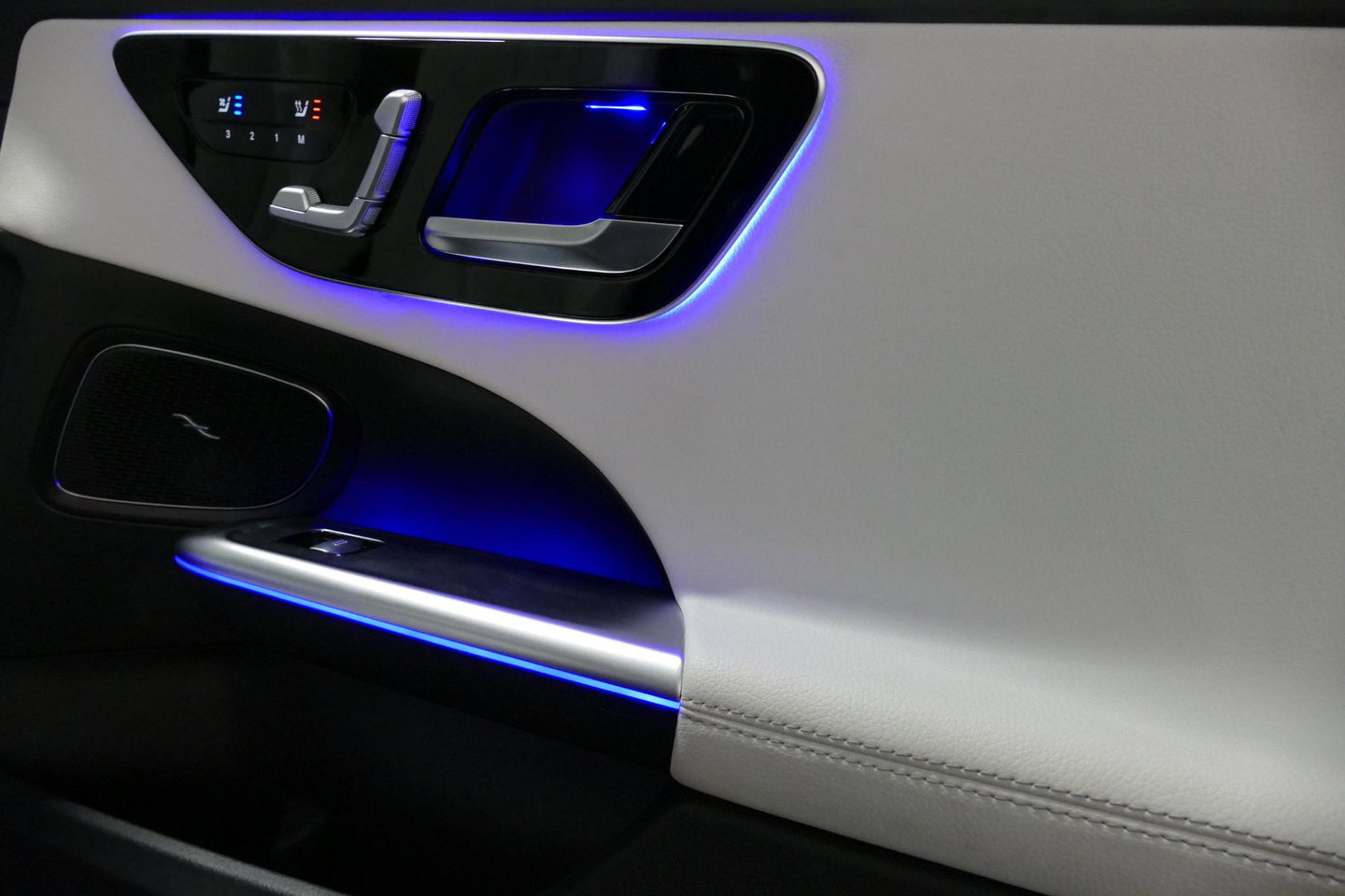 Mercedes-Benz C-Klasse 300 e AMG Line / C63s Look Diffuser / Panamericana Grille / Maxton Design Bodykit V.2 / Panoramadak / Elektr. verstelbare voorstoelen + memory / Stoelkoeling & -verwarming / Digital Light / Ambienteverlichting Plus / HUD / Rondomzichtcamera / 20'' LMV / S