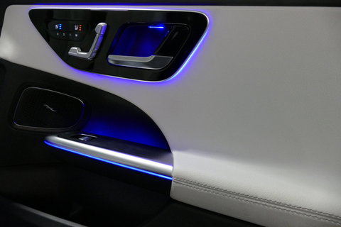 Mercedes-Benz C-Klasse 300 e AMG Line / C63s Look Diffuser / Panamericana Grille / Maxton Design Bodykit V.2 / Panoramadak / Elektr. verstelbare voorstoelen + memory / Stoelkoeling & -verwarming / Digital Light / Ambienteverlichting Plus / HUD / Rondomzichtcamera / 20'' LMV / S