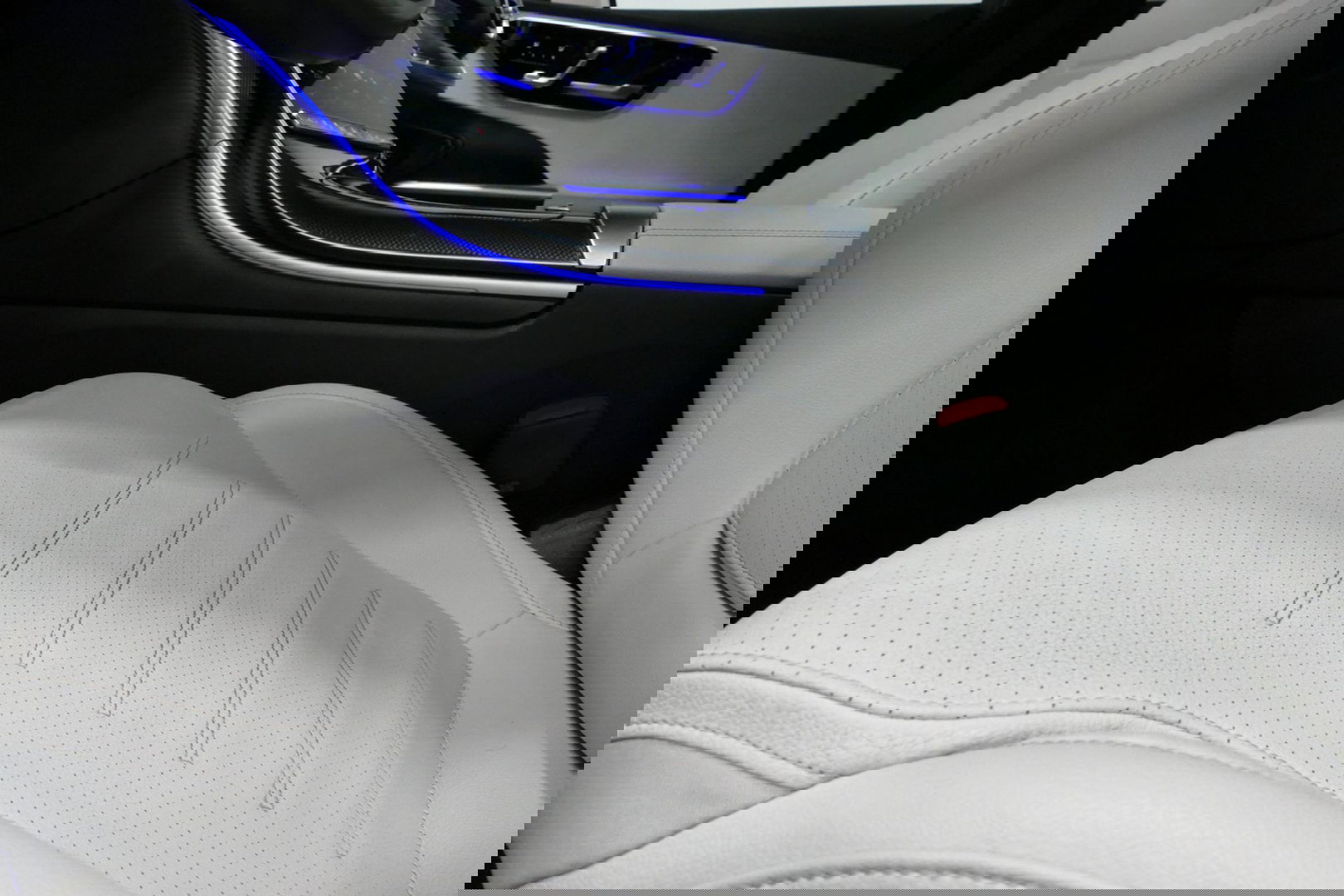 Mercedes-Benz C-Klasse 300 e AMG Line / C63s Look Diffuser / Panamericana Grille / Maxton Design Bodykit V.2 / Panoramadak / Elektr. verstelbare voorstoelen + memory / Stoelkoeling & -verwarming / Digital Light / Ambienteverlichting Plus / HUD / Rondomzichtcamera / 20'' LMV / S