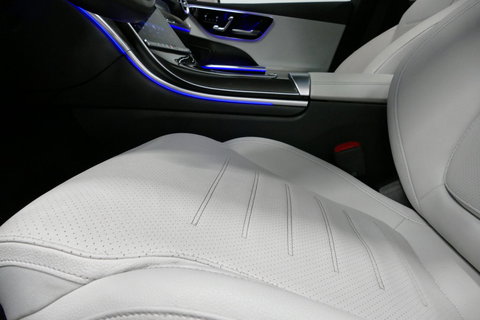 Mercedes-Benz C-Klasse 300 e AMG Line / C63s Look Diffuser / Panamericana Grille / Maxton Design Bodykit V.2 / Panoramadak / Elektr. verstelbare voorstoelen + memory / Stoelkoeling & -verwarming / Digital Light / Ambienteverlichting Plus / HUD / Rondomzichtcamera / 20'' LMV / S