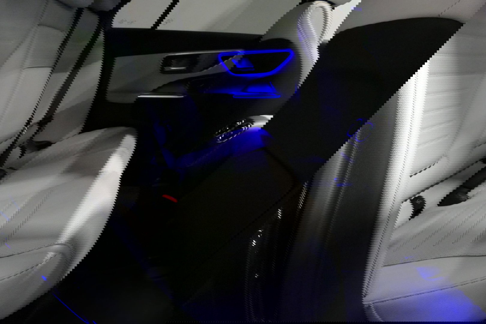 Mercedes-Benz C-Klasse 300 e AMG Line / C63s Look Diffuser / Panamericana Grille / Maxton Design Bodykit V.2 / Panoramadak / Elektr. verstelbare voorstoelen + memory / Stoelkoeling & -verwarming / Digital Light / Ambienteverlichting Plus / HUD / Rondomzichtcamera / 20'' LMV / S