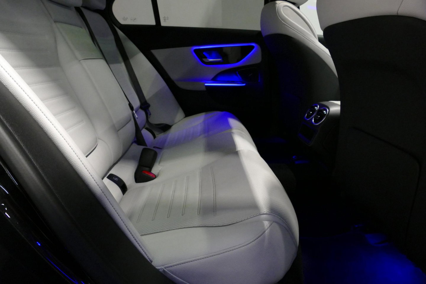 Mercedes-Benz C-Klasse 300 e AMG Line / C63s Look Diffuser / Panamericana Grille / Maxton Design Bodykit V.2 / Panoramadak / Elektr. verstelbare voorstoelen + memory / Stoelkoeling & -verwarming / Digital Light / Ambienteverlichting Plus / HUD / Rondomzichtcamera / 20'' LMV / S