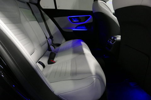 Mercedes-Benz C-Klasse 300 e AMG Line / C63s Look Diffuser / Panamericana Grille / Maxton Design Bodykit V.2 / Panoramadak / Elektr. verstelbare voorstoelen + memory / Stoelkoeling & -verwarming / Digital Light / Ambienteverlichting Plus / HUD / Rondomzichtcamera / 20'' LMV / S