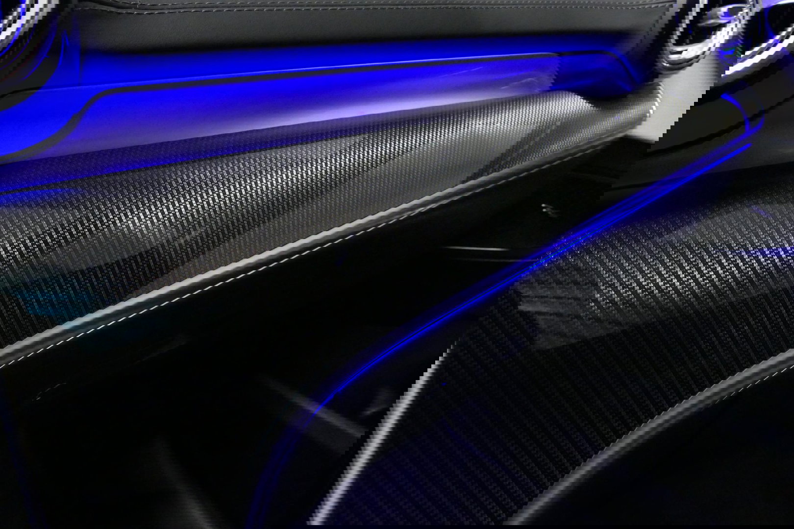 Mercedes-Benz C-Klasse 300 e AMG Line / C63s Look Diffuser / Panamericana Grille / Maxton Design Bodykit V.2 / Panoramadak / Elektr. verstelbare voorstoelen + memory / Stoelkoeling & -verwarming / Digital Light / Ambienteverlichting Plus / HUD / Rondomzichtcamera / 20'' LMV / S