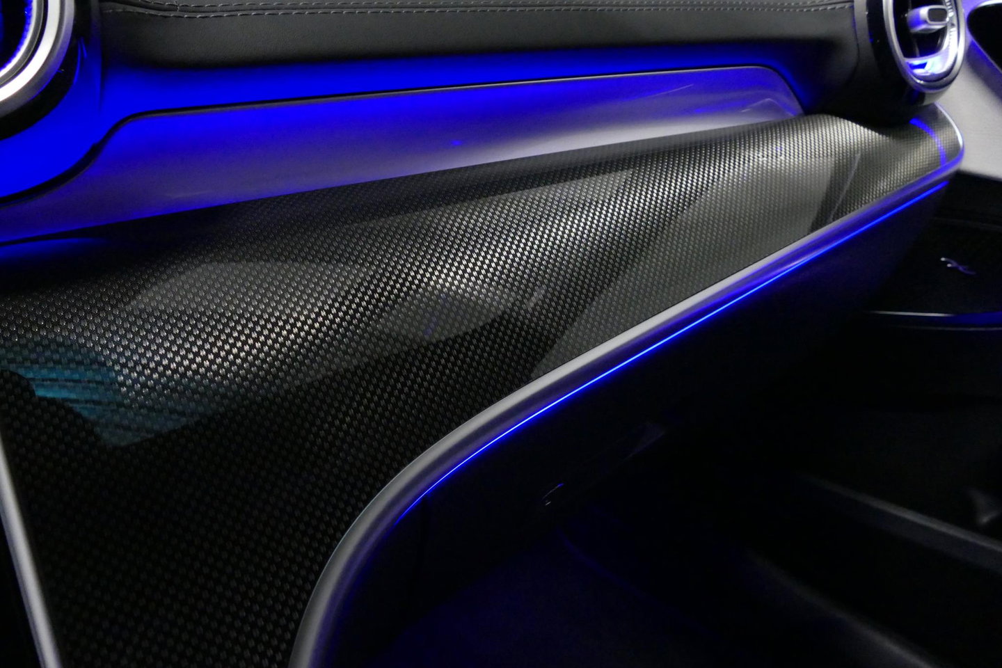 Mercedes-Benz C-Klasse 300 e AMG Line / C63s Look Diffuser / Panamericana Grille / Maxton Design Bodykit V.2 / Panoramadak / Elektr. verstelbare voorstoelen + memory / Stoelkoeling & -verwarming / Digital Light / Ambienteverlichting Plus / HUD / Rondomzichtcamera / 20'' LMV / S