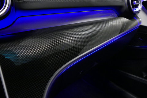 Mercedes-Benz C-Klasse 300 e AMG Line / C63s Look Diffuser / Panamericana Grille / Maxton Design Bodykit V.2 / Panoramadak / Elektr. verstelbare voorstoelen + memory / Stoelkoeling & -verwarming / Digital Light / Ambienteverlichting Plus / HUD / Rondomzichtcamera / 20'' LMV / S