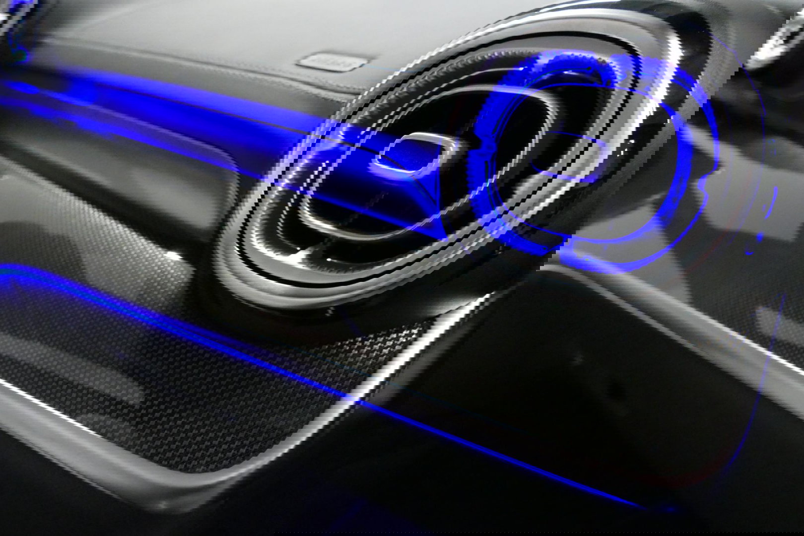 Mercedes-Benz C-Klasse 300 e AMG Line / C63s Look Diffuser / Panamericana Grille / Maxton Design Bodykit V.2 / Panoramadak / Elektr. verstelbare voorstoelen + memory / Stoelkoeling & -verwarming / Digital Light / Ambienteverlichting Plus / HUD / Rondomzichtcamera / 20'' LMV / S