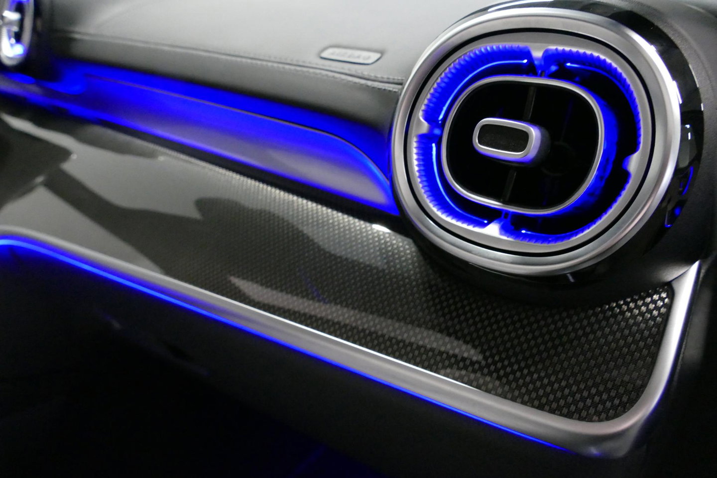 Mercedes-Benz C-Klasse 300 e AMG Line / C63s Look Diffuser / Panamericana Grille / Maxton Design Bodykit V.2 / Panoramadak / Elektr. verstelbare voorstoelen + memory / Stoelkoeling & -verwarming / Digital Light / Ambienteverlichting Plus / HUD / Rondomzichtcamera / 20'' LMV / S