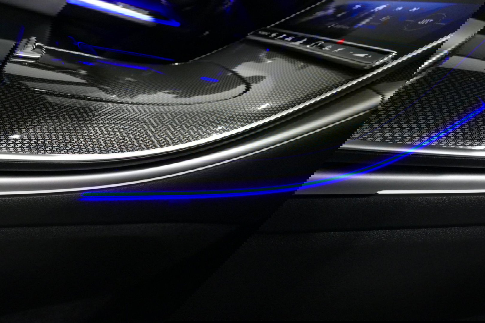 Mercedes-Benz C-Klasse 300 e AMG Line / C63s Look Diffuser / Panamericana Grille / Maxton Design Bodykit V.2 / Panoramadak / Elektr. verstelbare voorstoelen + memory / Stoelkoeling & -verwarming / Digital Light / Ambienteverlichting Plus / HUD / Rondomzichtcamera / 20'' LMV / S