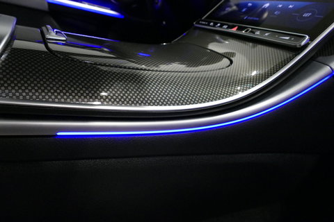 Mercedes-Benz C-Klasse 300 e AMG Line / C63s Look Diffuser / Panamericana Grille / Maxton Design Bodykit V.2 / Panoramadak / Elektr. verstelbare voorstoelen + memory / Stoelkoeling & -verwarming / Digital Light / Ambienteverlichting Plus / HUD / Rondomzichtcamera / 20'' LMV / S