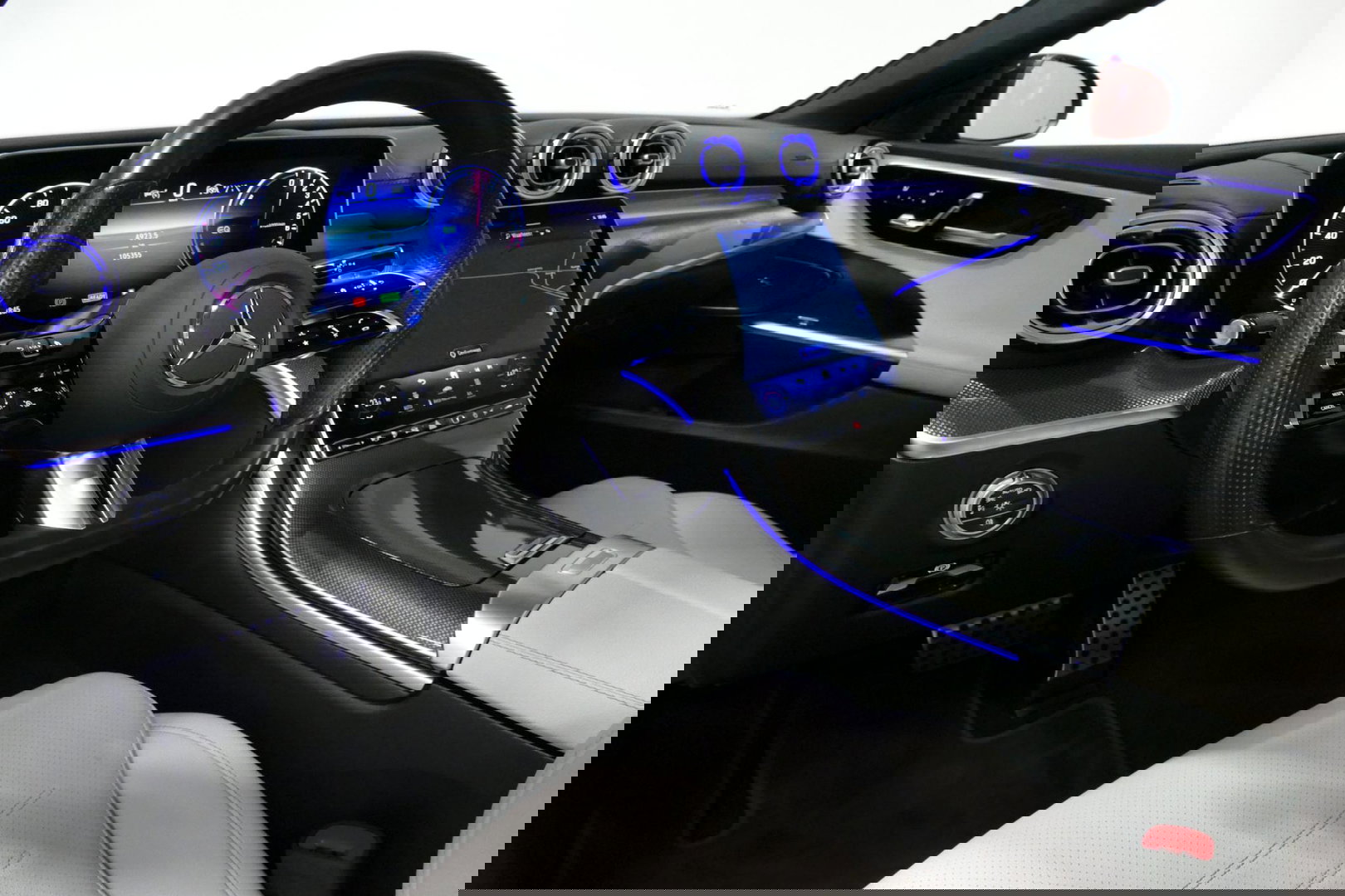 Mercedes-Benz C-Klasse 300 e AMG Line / C63s Look Diffuser / Panamericana Grille / Maxton Design Bodykit V.2 / Panoramadak / Elektr. verstelbare voorstoelen + memory / Stoelkoeling & -verwarming / Digital Light / Ambienteverlichting Plus / HUD / Rondomzichtcamera / 20'' LMV / S