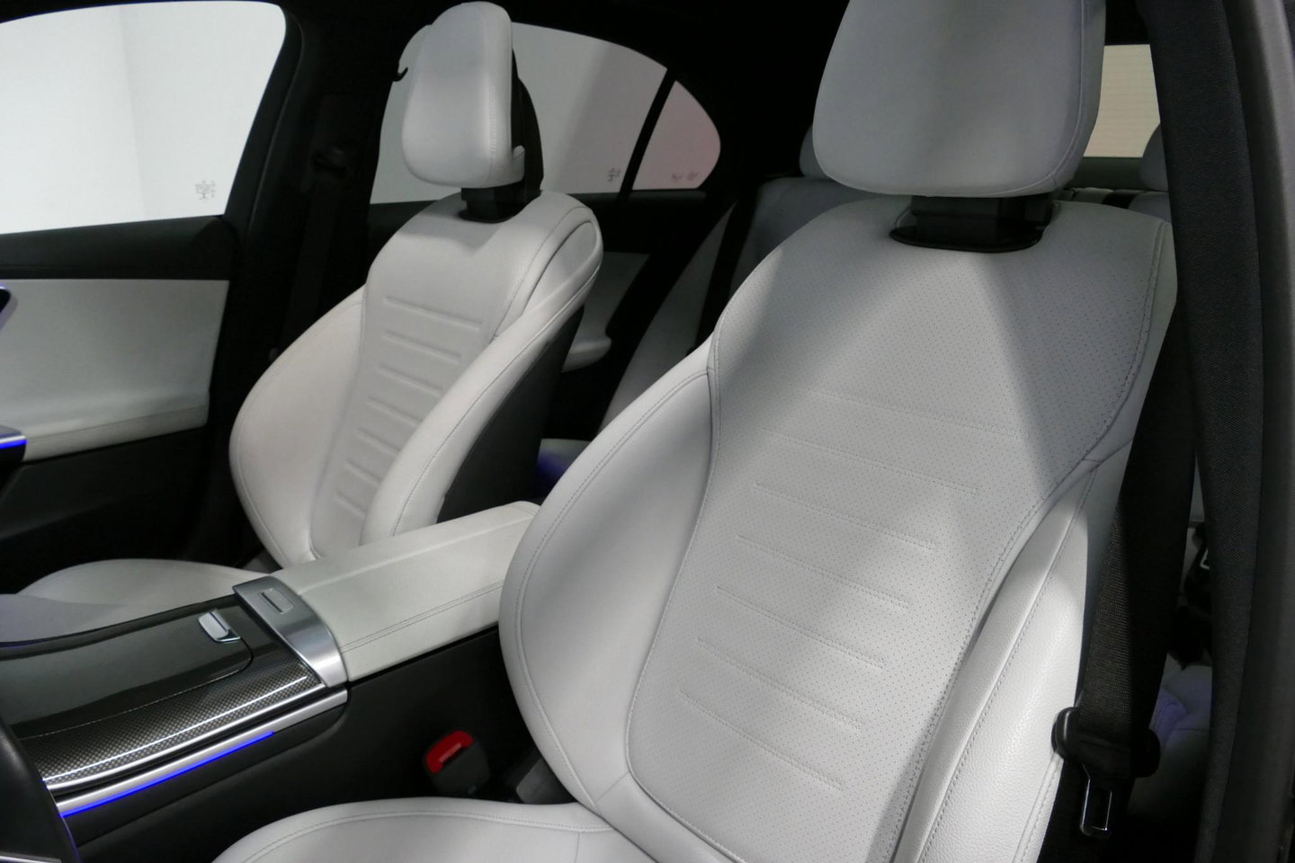 Mercedes-Benz C-Klasse 300 e AMG Line / C63s Look Diffuser / Panamericana Grille / Maxton Design Bodykit V.2 / Panoramadak / Elektr. verstelbare voorstoelen + memory / Stoelkoeling & -verwarming / Digital Light / Ambienteverlichting Plus / HUD / Rondomzichtcamera / 20'' LMV / S