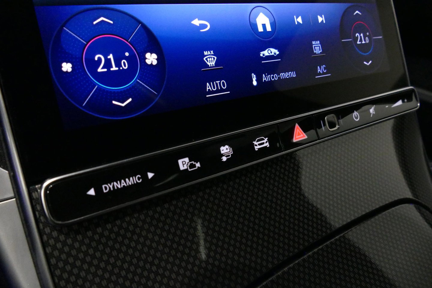 Mercedes-Benz C-Klasse 300 e AMG Line / C63s Look Diffuser / Panamericana Grille / Maxton Design Bodykit V.2 / Panoramadak / Elektr. verstelbare voorstoelen + memory / Stoelkoeling & -verwarming / Digital Light / Ambienteverlichting Plus / HUD / Rondomzichtcamera / 20'' LMV / S