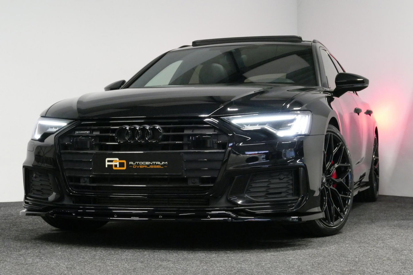 Audi A6 Avant 55 TFSI e quattro S Competition / RS6 Look / S Line / Maxton Design Bodykit V.2 / Panoramadak / Matrix LED / Stoelverwarming voor + achter / Apple Carplay - Android Auto / 21'' Vossen Look / Achteruitrijcamera / Dodehoek detectie / Audi Sound System